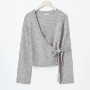 Grå knyt omlottkofta💓 - Säljer min fina knyt kofta från Gina tricot i storlek Xs, köptes för 399💕  Endast använd fåtal gånger och ser som ny ut, väl omhändertagen. Skriv för fler bilder eller frågor, pris kan självklart diskuteras!!