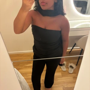 Topp med scarf - Trendig topp från zara, scarfen sitter ihop med toppen
