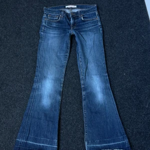 Lowrise Bootcut Jeans - Supersnygga lågmidjade jeans, de är sprättade nedtill och lite slitna i grenen annars fint skick!💓 Tyvärr för små för mig😇36cm rakt över midjan, 17,5cm grenhöjd och 73,5cm innerben 💓