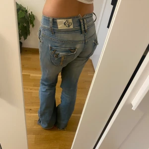 Ljusblå bootcut jeans med detaljer - Säljer dessa snygga jeans från dutyfree!! Tecken på användning men inget man tänker på, storlek XS/S men stretchigt material så kan säkert även passa M vid behov. Pris är diskuterbart, skriv vid funderingar !❤️