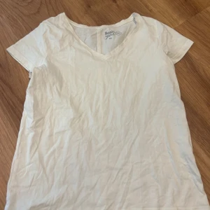 Vit v-ringad t-shirt Basic You XS - Vit tröja storlek xs