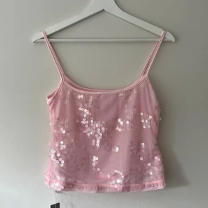 Rosa paljett topp - Säljer denna helt nya rosa paljett toppen från missguided 💕 nypris = 130 kr 