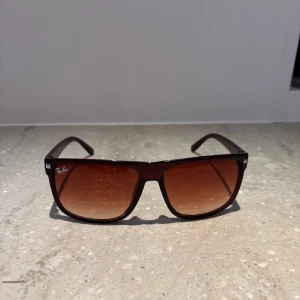 RayBan boyfriend solglasögon - Extremt bra pris så först till kvarn. Det står inte Rayban på sidorna och de är därav inte äkta. De är sjukt snygga och helt nya, skickas samma dag eller dagen efter köpet. Kom pm vid minsta lilla intresse eller fundering. 