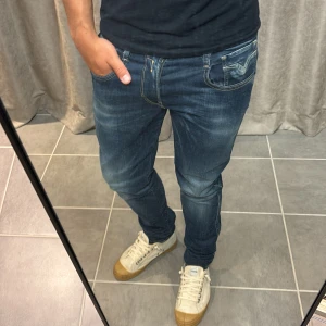 Replay Anbass Hyperflex - Ett par riktigt snygga replay anbass hyperflex jeans i toppskick, endast använda ett fåtal gånger | Killen på bilden är 173 och väger 68 kg | Strl 28/32