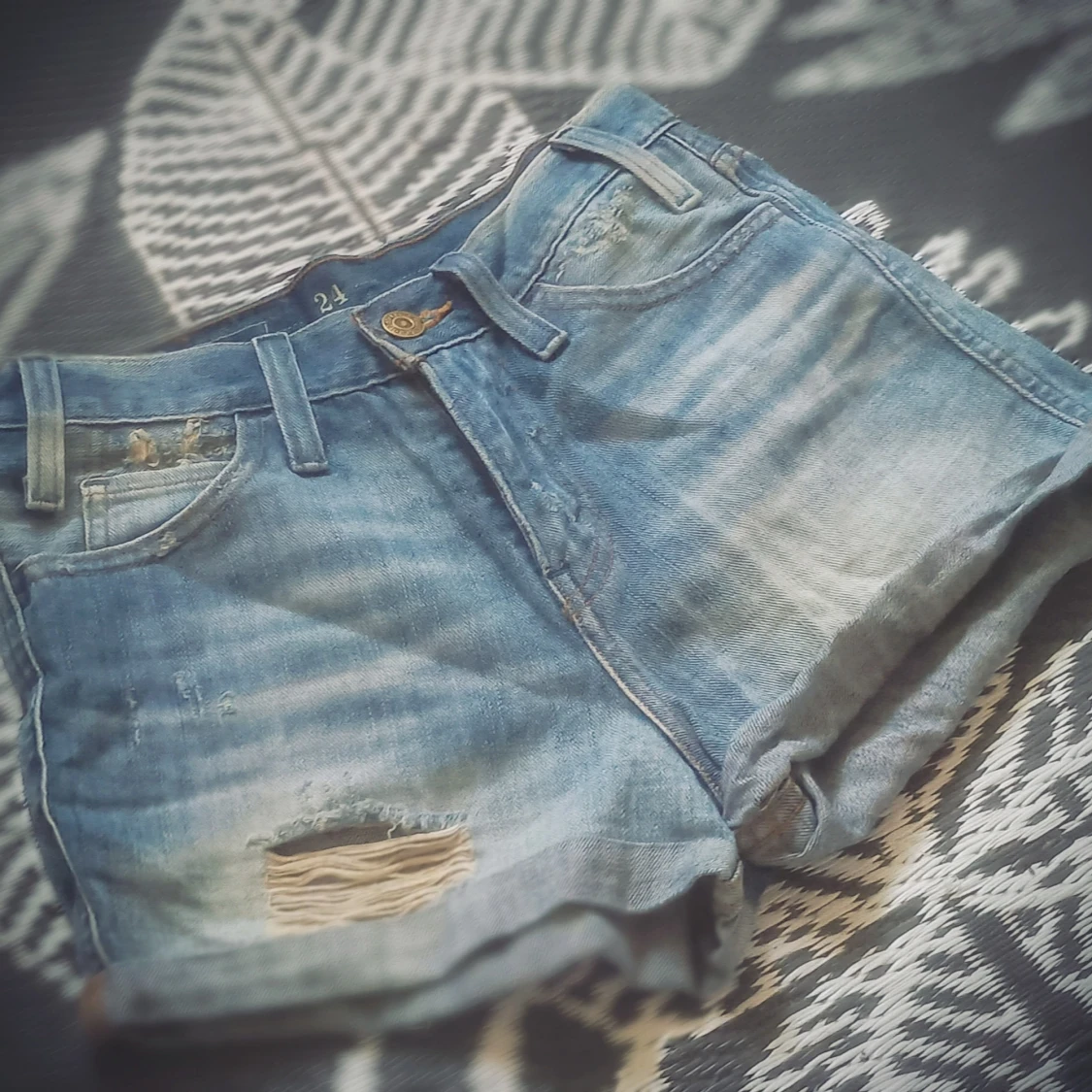 Levi's blå jeansshorts med slitningar
