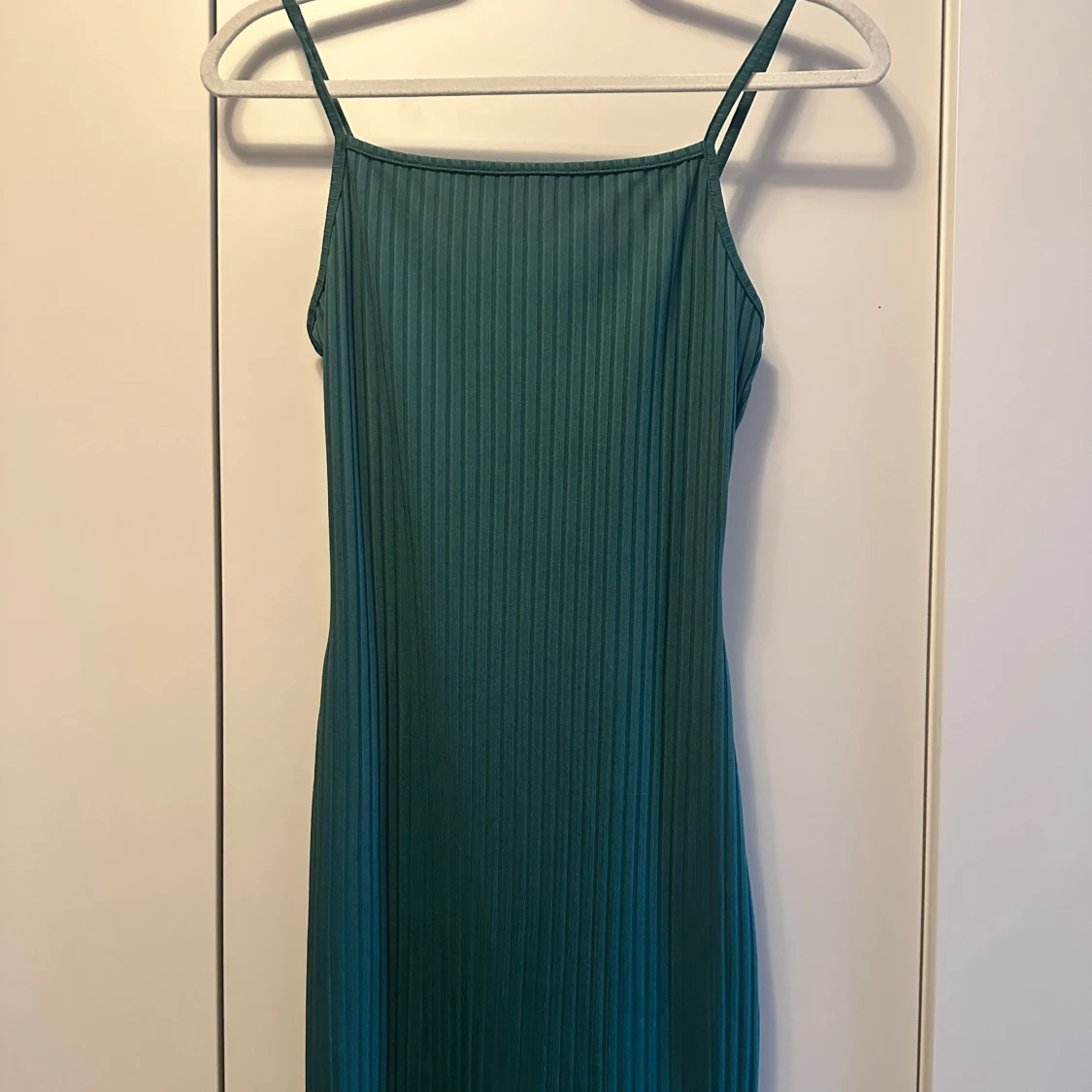 Grön  kortklänning med smala band