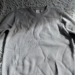 Grå stickad tröja Maison Margiela - Säljer en grå stickad tröja från Maison Margiela. Storlek L. Hör av er vid fler frågor!