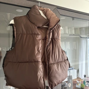 Dunväst som kan användas på två håll!  - Helt ny dunväst som är superfluffig! Gå att använda ut och in så man kan nyttja båda färgerna!  Nypris 480kr, pris kan diskuteras vid snabb affär! 😊