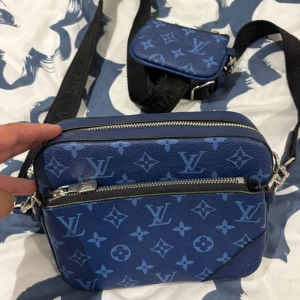 Lv väska  - Säljer denna väska då den inte passar min stil. Fraktar runt hela Sverige!