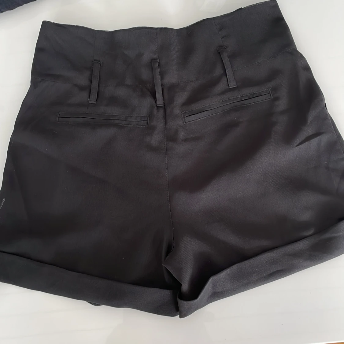 Svarta högmidjade shorts från Bik Bok - 1