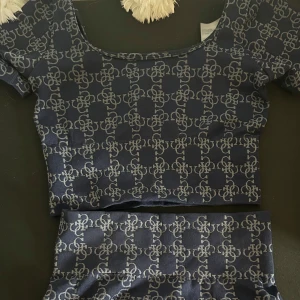 Sett från guess - Ett blått vardags/träningssett från guess, topp och shorts, använd max 3 gånger, i storlek m/l men passar s/m. 