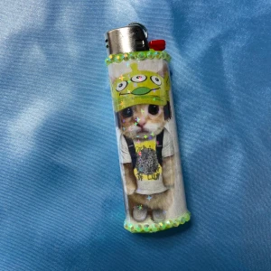 BLADEE - cat fuit gummy - lighter - ⭐️ 1st Refillable BIC MAXI LIGHTER med gtbsbe inspirerad wrap⭐️ ✨Tillsammans med lightern kommer random foto, drain stickers och freebies! (klistermärken + godis) ✨