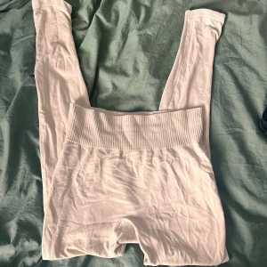 Vita leggings med hög midja - Säljer ett par vita leggings med hög midja. De är stretchiga och sitter tight, perfekta för en chill och sportig look. Passar lika bra till oversized hoodie som till crop top.