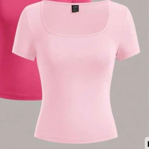 Ljusrosa t-shirt - Superfin ljusrosa t-shirt med korta ärmar. Modellen är figurnära och enkel, perfekt att matcha med jeans eller kjol. Mjuk och stretchig känsla, passar perfekt för vår och sommar.