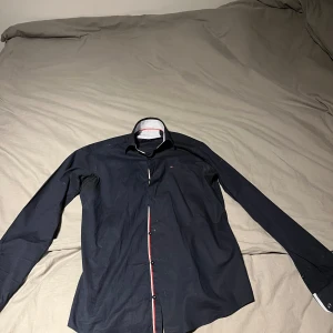 Skjorta Tommy Hilfiger - Mörk/marin blå skjorta från Tommy hilfiger storlek S
