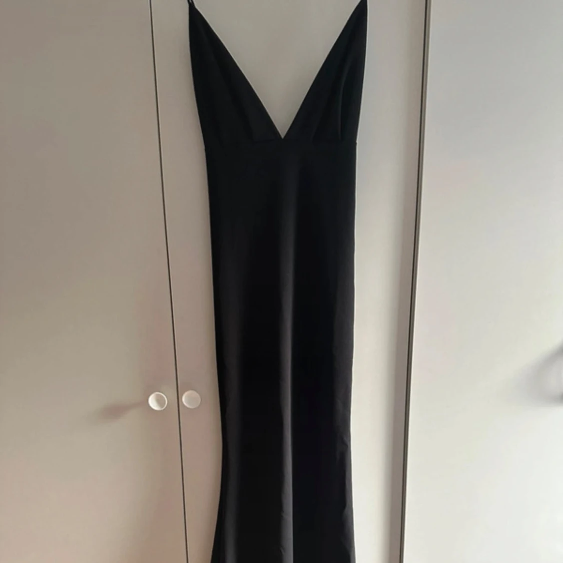 Svart långklänning med släp - 4