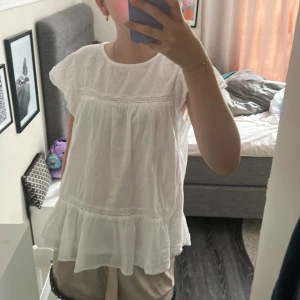 Vit Blus - Fin blus ifrån Gina Tricot. Använda några få gånger. Inga tecken på användning. ❣️