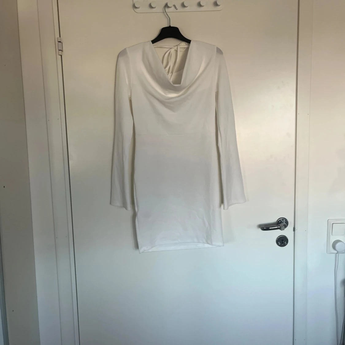 Vit klänning med draperad hals