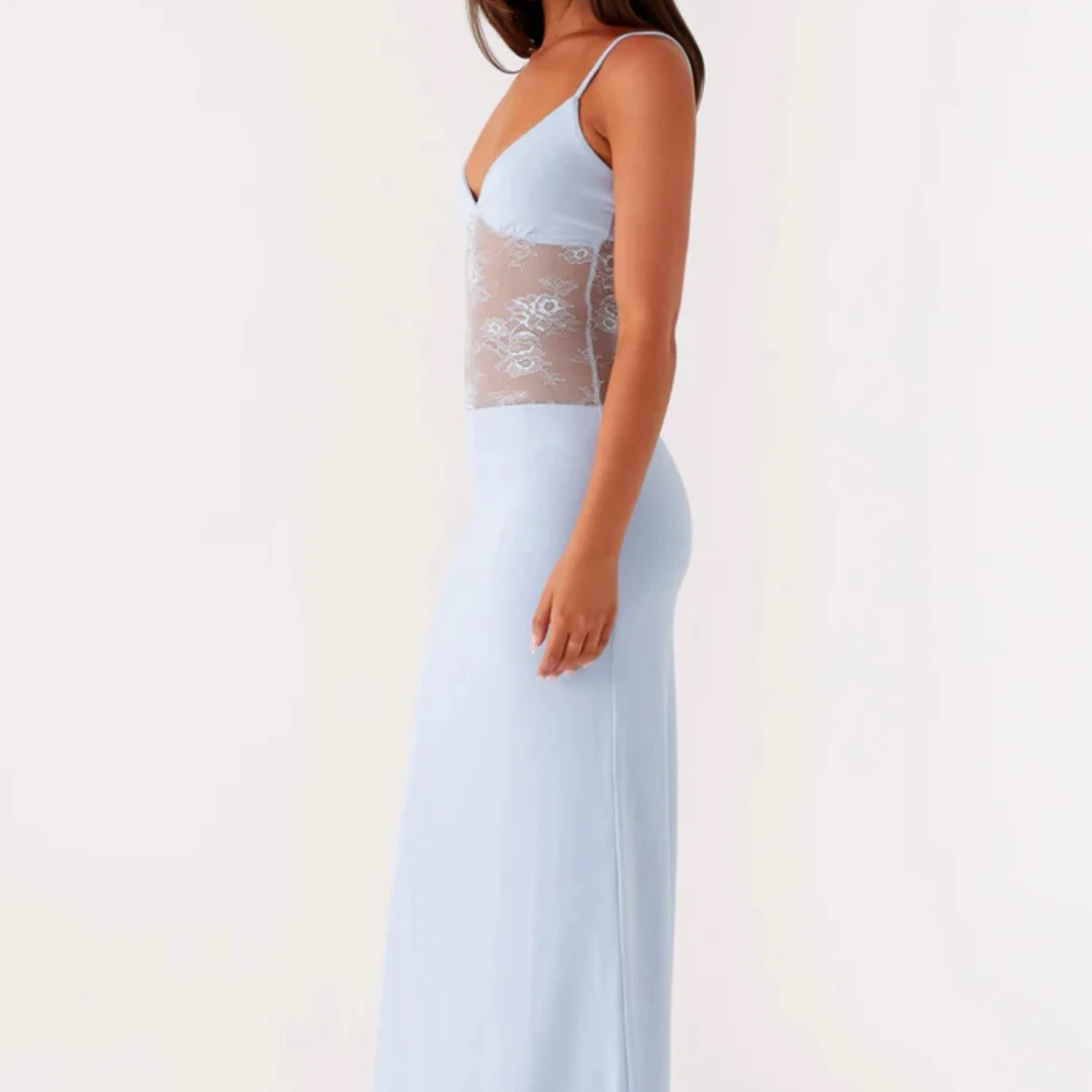 Ljusblå långklänning med spetsdetalj - 2