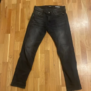 Svarta Replay anbass jeans - Svarta replay anbass jeans i storlek 32/32. Är i otroligt bra skick, inga tecken på skador eller liknande. Pris går att förhandla vid snabb affär! Kom privat om ni har funderingar.