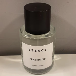 Essnce parfym  - Essnce parfym ”freshotic”. Luktar jättegott fruktigt & fräscht, men säljes pga har en parfym som luktar liknande :)) Knappt använt, testad nån enstaka gång. (Se bilder) 😊🌸