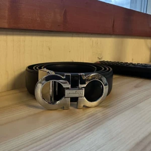 Feregam0 bälte - Snyggt oanvänt och stilrent bälte i storlek 125cm. Pris går att diskutera vid snabb affär. Har du frågor? Tveka inte på att skriva!