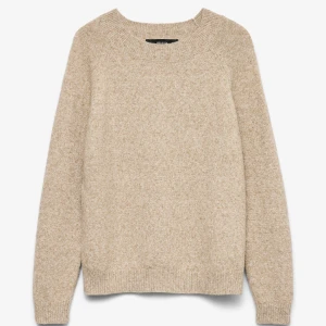 Beige stickad tröja - En stilren beige stickad tröja från vero moda med rund halsringning och ribbade muddar. Perfekt för lager-på-lager och enkel att matcha med jeans eller kjol. Mjuk och skön känsla som passar till alla säsonger.