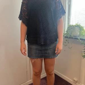 Blus - Säljer denna supersöta spetsblusen från Vila!! Aldrig använd och i väldigt fint skick! Storlek L men passar storlek S och M också🥰🥰