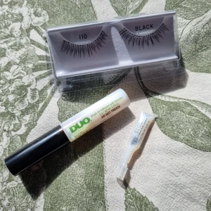 Ardell 110 ögonfransar + Ardell DUO Brush On lim - Ett par svarta lösögonfransar, modell 110. Två olika sorters ögonfranslim (den lilla är oöppnad). Har testats på ett ögonlock under några sekunder men det kändes för obehagligt (jag har aldrig tidigare haft sådana men de skulle säkert funka för en van användare). Rengjort med antibakteriell tvål. Nypris 160 kr.  Kan skickas eller hämtas i Uttran.
