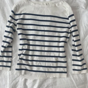 Randig långärmad tröja från H&M - Vit långärmad tröja från H&M med svarta  horisontella ränder. Klassisk och enkel design med rund halsringning och ribbade muddar . Tillverkad i mjuk bomull som känns skön mot huden.