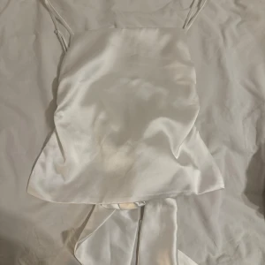 zara topp - skitsnygg topp med öppen rygg!!