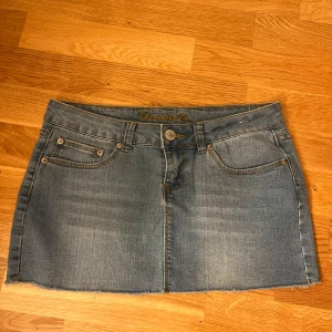 Blå söt jeanskjol från Denim Co - Måste tyvärr sälja min älskade jeans kjol , då den inte längre passar mig. Jätte snygg och skönt material! Den är stretchig 😊( om någon undrar) så då helt enkelt väldigt skön att ha på sig!. Skriv vid fler funderingar🫶🏻