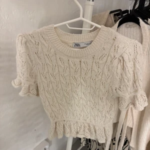 Stickad topp - Beige stickad topp med volang från Zara❤️