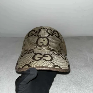 Gucci Jumbo Keps  - Snygg beige keps från Gucci, använt ett fåtal gånger. Kan gå ner i pris vid snabb affär 