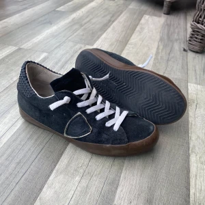 Philippe model skor  - Tja säljer nu dessa feta skor från Philippe model. Gott skick på dom! Storlek 38 men skulle säga att de sitter mer åt 39! 