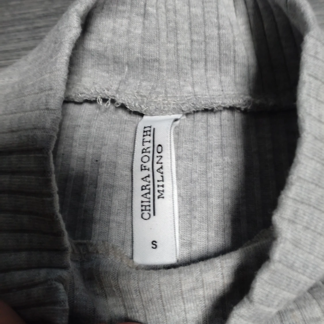 Grå ribbad tröja med volang Chiara Forthi - 2