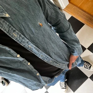 Ralph Laurent skjorta - Säljer denna snygga jeans skjorta från RL, bra skick och går ihop med många outfits!
