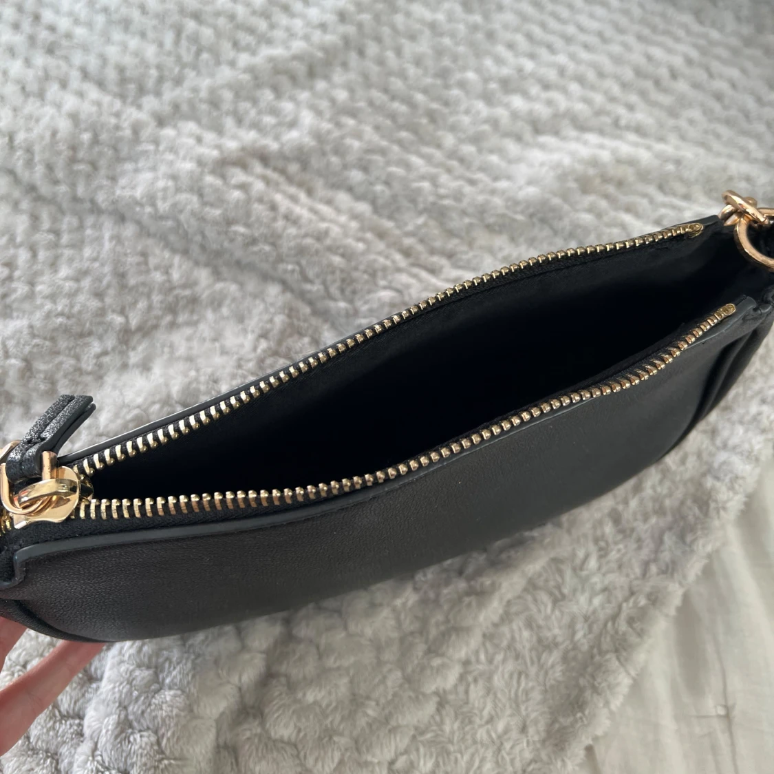 Svart axelväska från MNG med guldkedja - 1