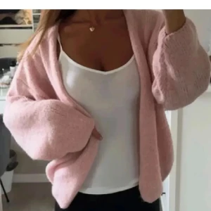 Rosa kofta Lindex  - Jätte fin slutsåld populär ljusrosa kofta Från Lindex, använd och lite nopprig men fortfarande jätte fin och mjuk!