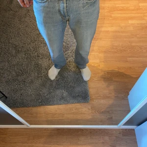 Ljusblå jeans straight fit  - Säljer ett par ljusblå jeans med klassisk straight fit. Bara att höra av sig vid minsta funderingar, priset går att diskutera!🍾🤗