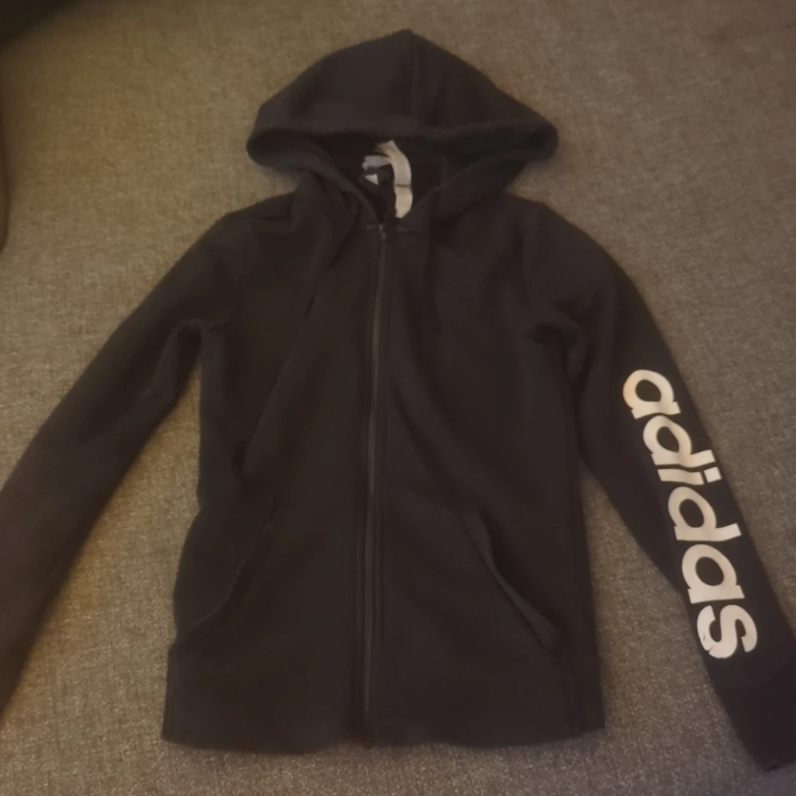 Svart Adidas hoodie med tryck