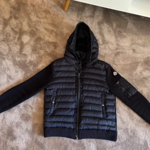 Moncler cardigan hooded - Säljer då en fin moncler cardigan navy som är väldigt populär. Bra skick inga konstigheter om de behövs fler bilder så är det bara att kontakta direkt ✍️ Skickas samma dag som den blir köpt via PostNord eller Instabox.  Storlek M passar S. NFC och tags finns. Skriv för fler bilder och priset är ej fast så kom med bud eller förslag till byten skor är intressant!!
