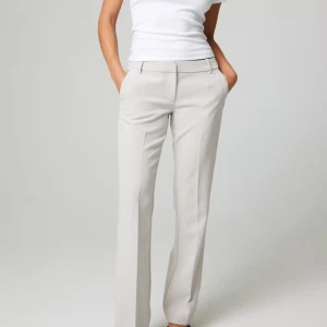 Beige kostymbyxor från BikBok st34 - Säljer mina nya kostymbyxor då dom är förstora . De är i storlek 34 och i modellen Vera💗använd 1 gång så helt fräscha