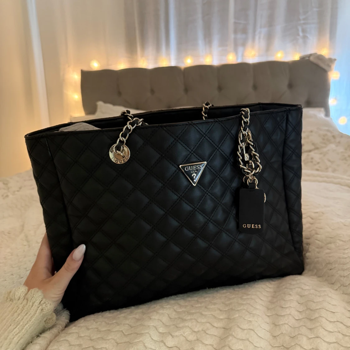Svart quiltad axelväska från Guess - 2
