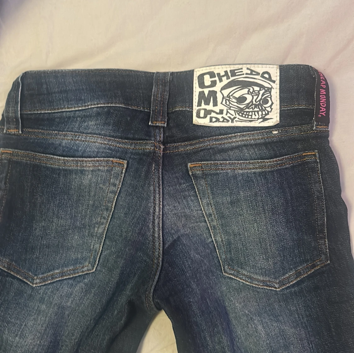 Lågmidjade utsvängda jeans  - 2