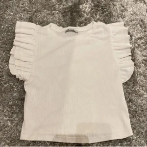 Zara volang topp - Superfin populär zara volang topp. Storleken är medium, men den är ganska liten i storleken så skulle säga att den främst passar small💕knappt använd