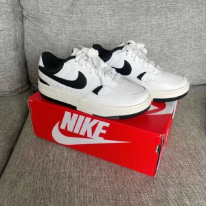 Nike skor - Skorna är i modellen ”gamma force”. Aldrig använda därav i toppskick! Storlek 35,5