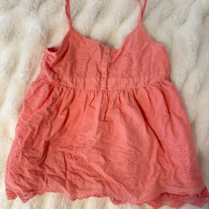 Rosa babydoll topp - (MER LJUSTOSA I VERKLIGHETEN) denna söta toppen passar dig som är xxs! Den har fina mönster och är från barnavdelningen på Zara! Den är i gott skick och har justerbara axelband! 🍒🍓 jag är öppen för rimliga prisförslag!