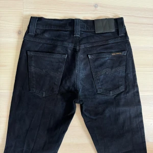 Nudie Jeans - Nudie Jeans (Lean Dean) | Size: W29 L32 | Skick: 7,5/10, vissa defekter, fortfarande riktigt fina jeans | Hör av dig vid frågor och funderingar | Vänliga hälsningar!