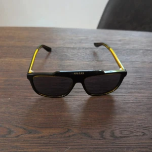Gucci solglasögon  - Gucci solglasögon.  Inköpta hos synsam 3949kr. Använda 2 gånger, absolut nyskick. 58mm